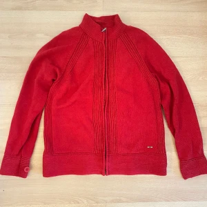 röd zip up kofta - super gullig röd stickad zip up kofta! Skriv för bild på