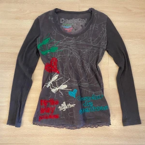 desigual tröja - fin långärmad tröja från desigual med coola broderade insekter och spets rygg. Storlek L men passar som M också skriv för bild!