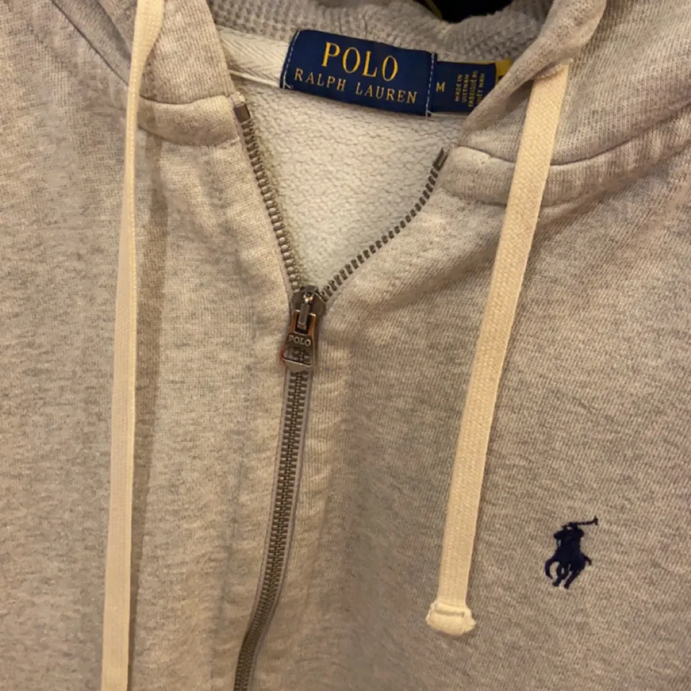 Säljer min Polo Ralph Lauren Zip hoodie, då den är för liten på mig. Bra skick och kan även fraktas. Endast Swish, utanför denna appen.. Hoodies.