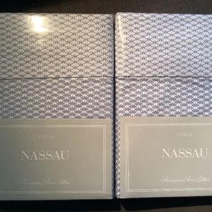 Två nya bäddset från Vinga i oöppnade förpackningar  - Två nya bäddset från Vinga i oöppnade förpackningar. De är märkta med Oeko Tek, alltså ekologiska. Vinga är ett kvalitetsmärke. De är ljusblå och vita.  Kan skickas direkt.  Har fler annonser och kan sälja vissa saker billigt vid köpa av flera plagg.