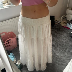 Långkjol - Fin långkjol med en liten slit. Nypris 600. Aldrig använd