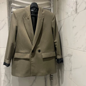 Kavaj från Zara - Kavaj från Zara  Lös passform  Använda cirka 5 ggr   Köpt för 559:-