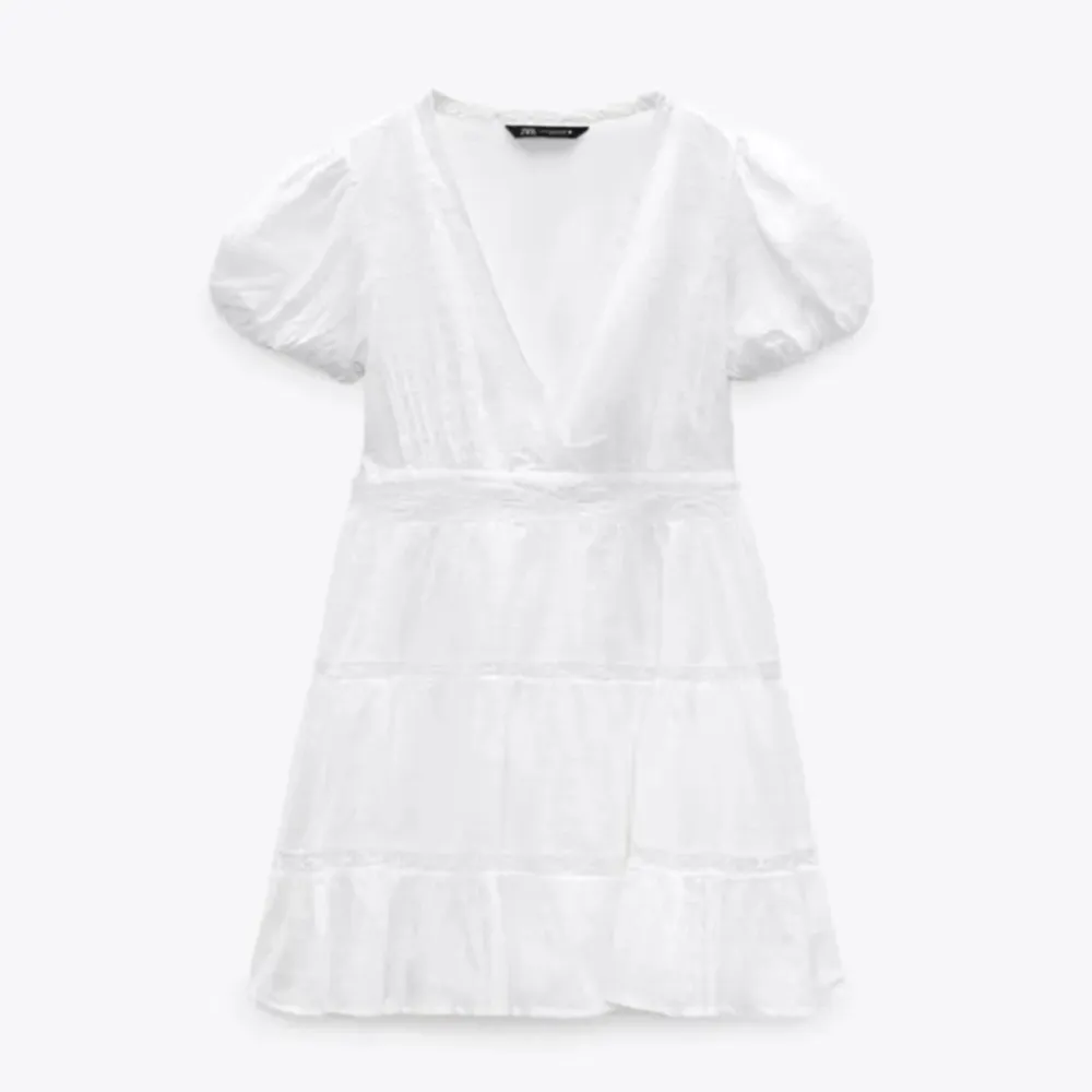 Säljer denna vita klänning från Zara, endast använd 1 gång så den är i fint skick ❤️. Klänningar.