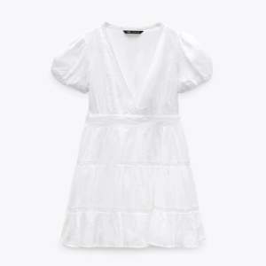 Säljer denna vita klänning från Zara, endast använd 1 gång så den är i fint skick ❤️