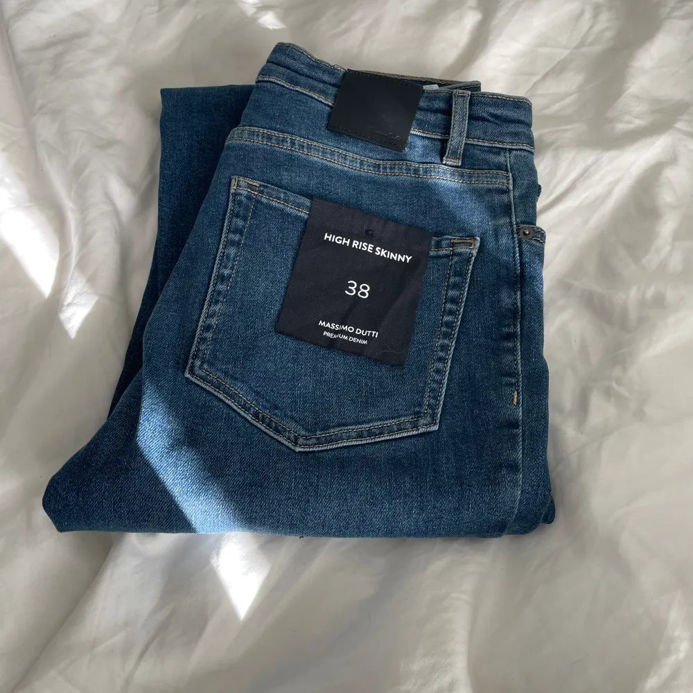Högmidjade skinny jeans från Massimo Dutti.  Helt oanvända, alla lappar kvar📌. Jeans & Byxor.