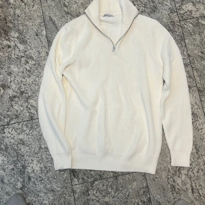 Zara zip tröja - Zip tröja från zara köpt för 699 storlek s sitter jätte skönt funkar på M inte ens använt en gång