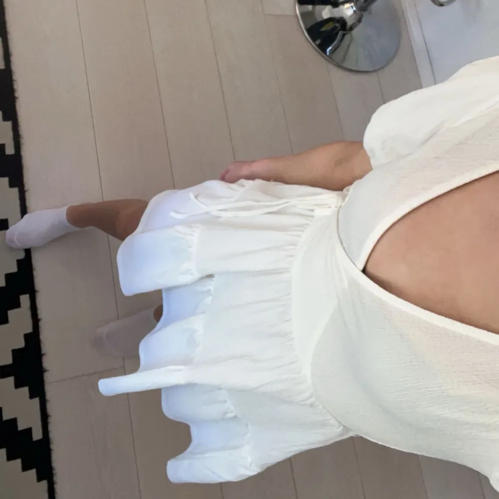 Superfin vit klänning från Gina Tricot som är perfekt till studenten eller skolavslutningen. Använd 1-2 gånger och inga defekter💕Säljs då den är lite för stor!. Klänningar.