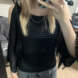 Svart stickad tröja - Fett unik feminin svart tröja🎀 Passar storlek S/M! Svarar gärna på frågor om mått, prisförslag osv❤️