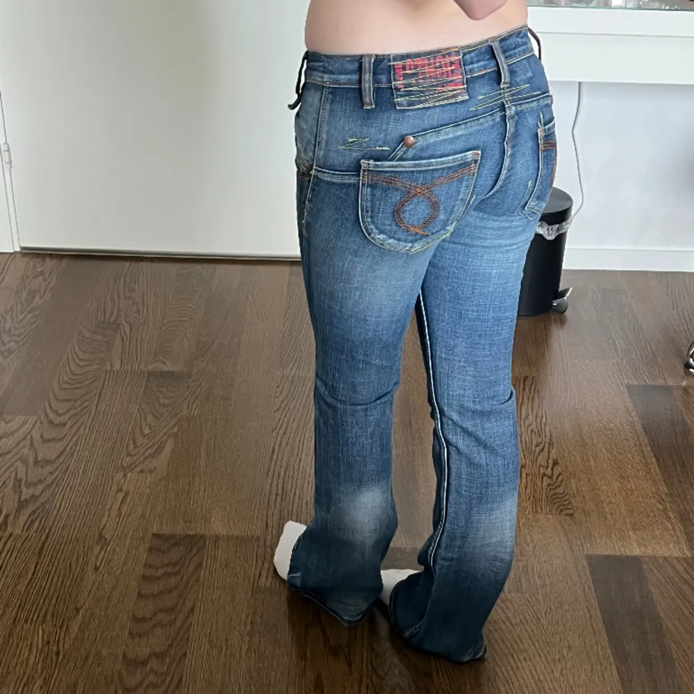 Vintage lågmidjade bootcut jeans från 89. Midjemått: 74 cm. Innerbenslängd: 82 cm. Inga defekter. Modellen är 167 cm lång. Skriv privat för mer bilder och mått! 💕. Jeans & Byxor.