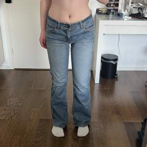 Lågmidjade bootcut jeans från H&M, gammal kollektion. Midjemått: 74 cm, stretch. Innerbenslängd: 79 cm. Inga defekter. Modellen är 167 cm lång. Skriv privat för mer bilder och mått! 💕