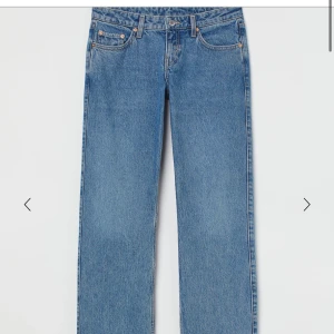 Weekday jeans - Weekday jeans modell ”arrow” strl 27/30 men har spärrat upp dem längst ned så de är som 27/32. 💗