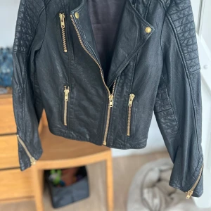 Ny Skinnjacka stl 40 Svart - En ny svart skinnjacka som ej kommer till användning Material;100% Getnappa  Storlek 40 Lindex,  Vi frågor eller fler bilder skriv
