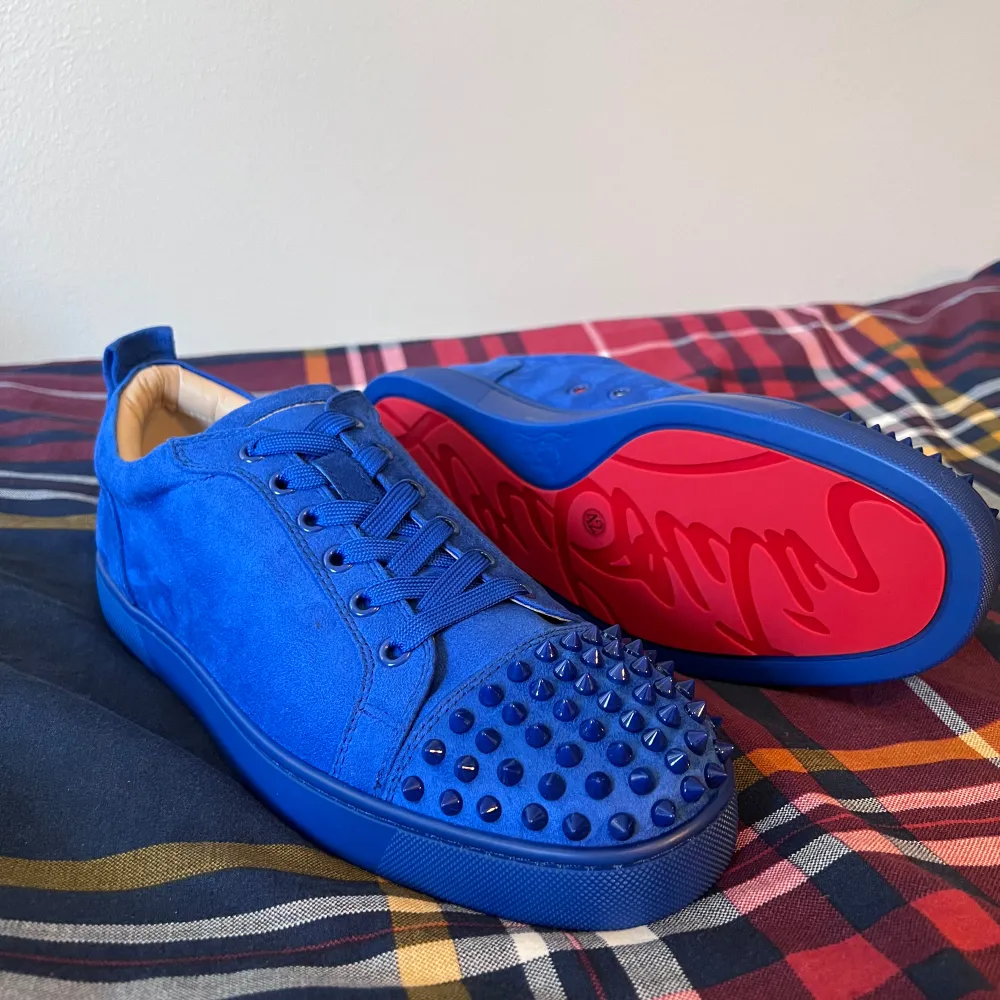 Helt nya blåa Christian Louboutins. Jag har aldrig använt de och är därav helt felfria och i topp kvalitet. . Skor.