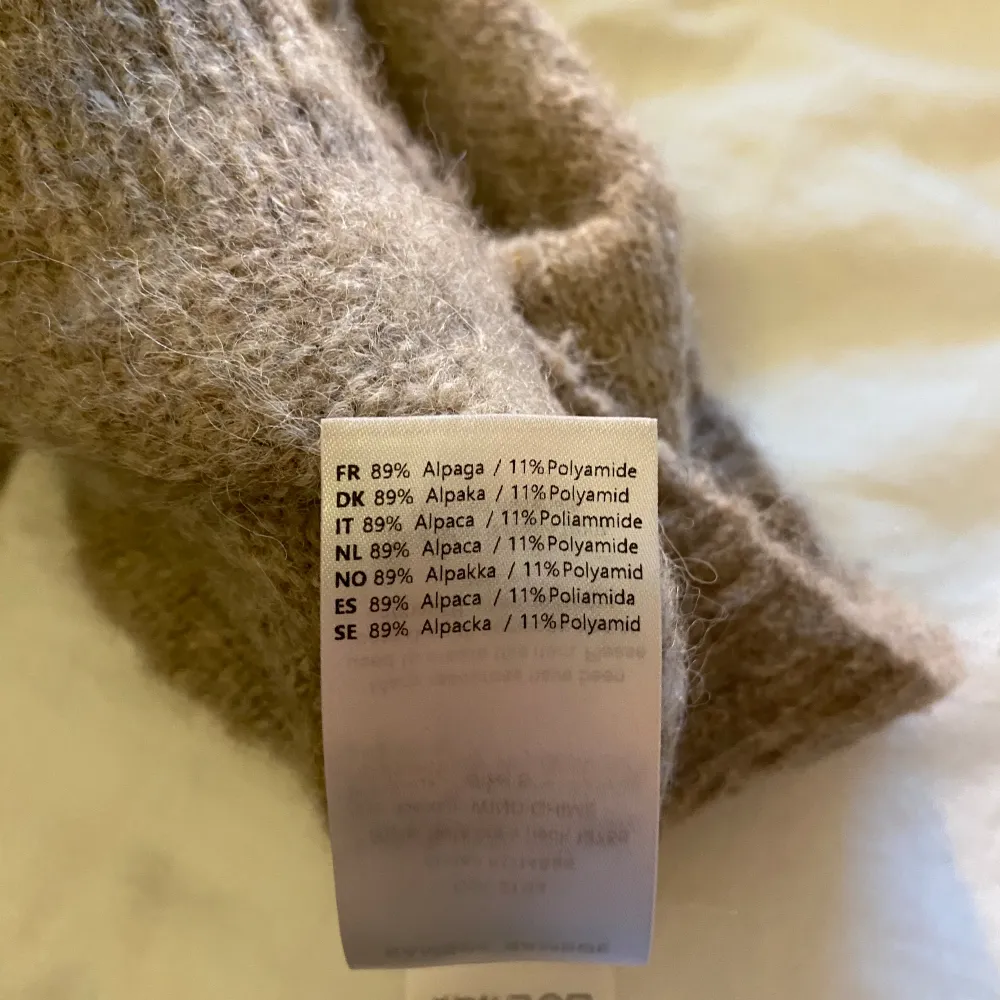 Stickad tröja i avslappnad modell i färgen Wind Chime Storlek S Material 89% Alpacka och 11% polyamid Väldigt bra skick utan några anmärkningar alls! . Neuleet.