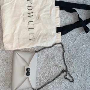 Leowullf väska  - En snygg grå beige väska helt oanvänd 