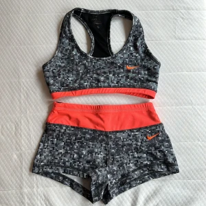 Tränings-set  - Matchande tränings-set i storlek s. Något mindre i storleken så skulle själv säga att det är mer åt xs. 150kr för båda delarna. Vill man köpa separat 90kr/delen.