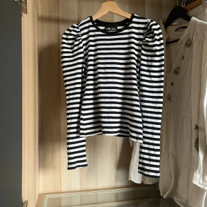 PIECES tröja - En fin basic randig tröja med ”puff” arm. Köpte denna tröjan för cirka 2 år sedan men bara använt 1-2 gånger. Den kommer inte till användning för att jag har en liknande som används mer.💕