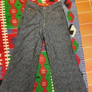 Vintage vida JINZHIGE jeans med stora bakfickor Storlek 29/32 Nyskick med orginalknappar Mörkblå färg 