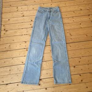 Fina jeans i modell Rowe från weekday🤩Högmidjade och har slits längst ner❤️‍🔥 tredje bilden från vänstra låret