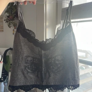 Linne - Ett svart och grå linne från shein i storleken S! Har använt max 5 gånger.😵‍💫💗 Passar med vad som helst och när som helst.