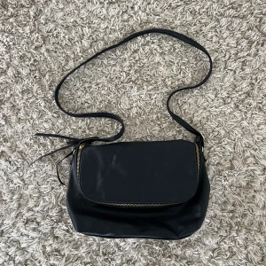 Liten väska - Super fin väska, den är ganska stor och får plats mycket