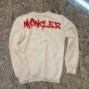 Moncler tröja - Köpt för 2400 säljer använt ett tag sitter jätte bra 