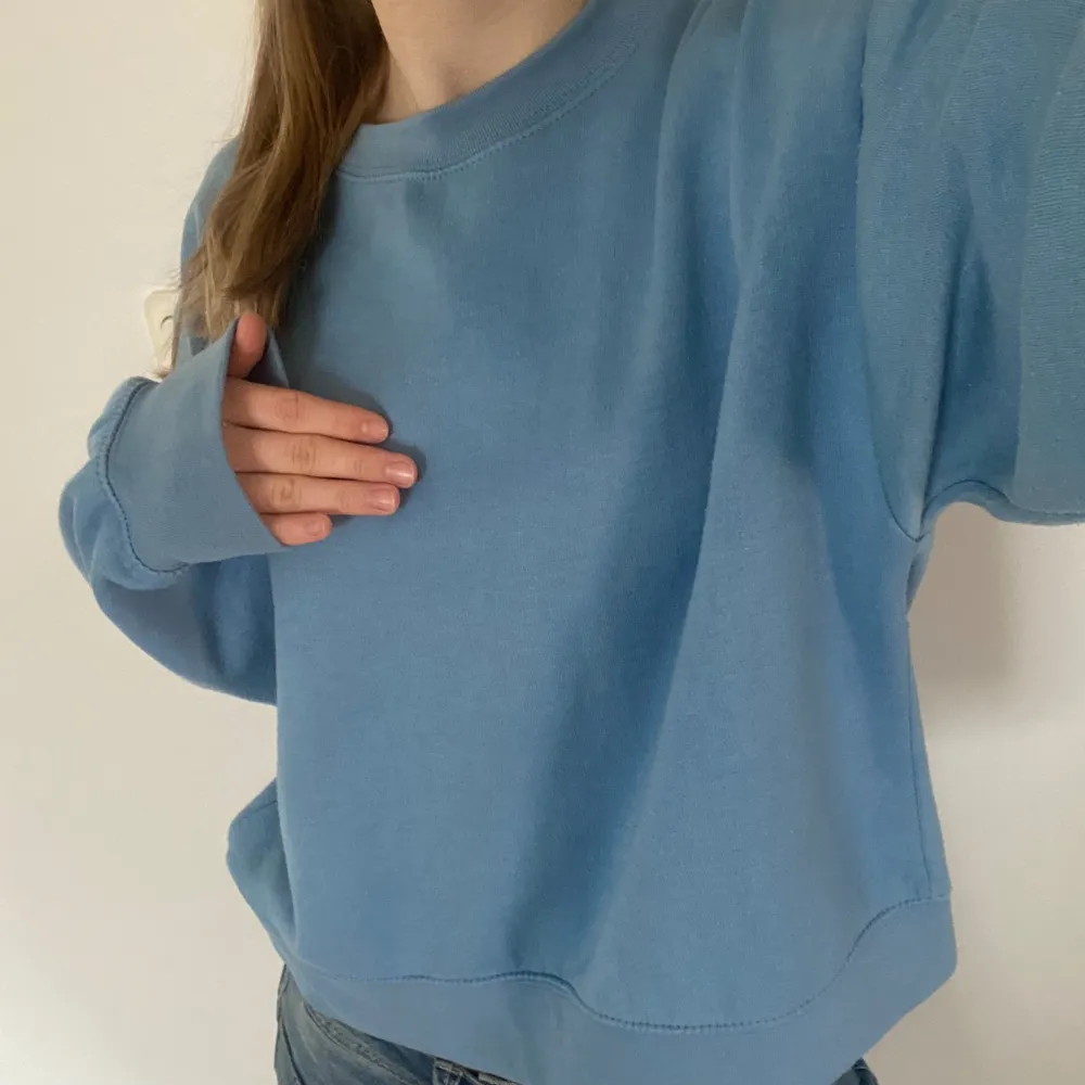 En jättefin blå sweatshirt från Zara i storlek L men skulle säga att den är mer S/M. Använd men i gott skick. Säljer pågrund av att jag inte använder den mycket.☺️. Tröjor & Koftor.