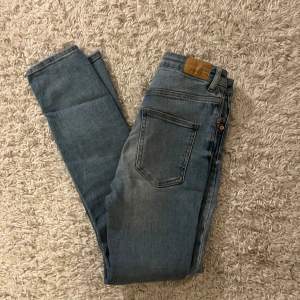Säljer dessa skinny jeansen eftersom de inte kommer till användning (finns en liten defekt på knät sista bilden) är i storleken S. Skriv gärna för frågor/fler bilder💖