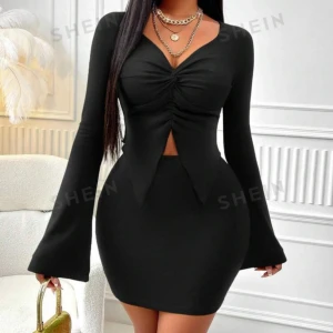 Set med kjol - Har tagit på mig en gång bara. Helt ny. Den är S men passar M också. Om ni vill ha flera bilder, skriv till mig.