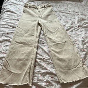 Vida jeans  - Snygga jeans som är lite blekta! Man ser det knappt på bilden med det finns lite här och där! Skriv om du undrar något 💛