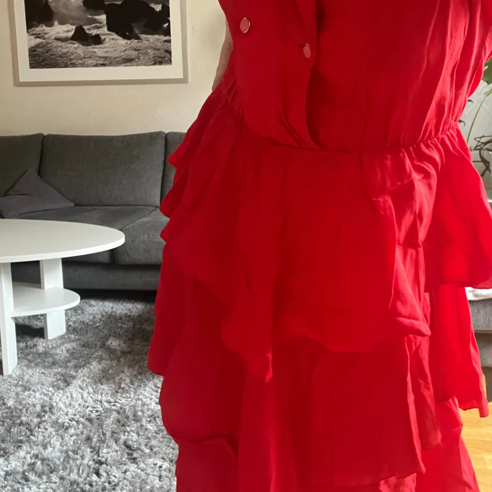 Röd vintage klänning från märket Merrytime som var populärt på 80-90 talet från Danmark. Nästan aldrig använd, säljer pga den är för stor (storlek 38). Skriv för prisförslag! . Klänningar.