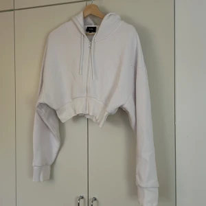 Lxa the label - Säljer denna superfräscha Lxa zip up koftan som är croppas i L:), skulle säga att den är mer som en S/M pris kan diskuteras vid snabb affär:)