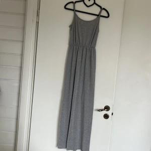  Sommarklänning - Här har vi en enkel men ändå fin klänning till sommaren. Den är gamla lång så om du känner att du är ute efter en klänning som när dina fötter är den här perfekt. Den har en slits längst ner som gör att den sticker ut lite! Rätt så gammal och nopprig