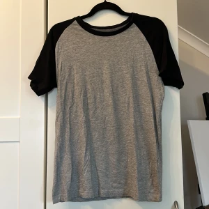 Grå/svart T-shirt  - I god kvalitet! Den kommer endast inte till användning. Mjukt material en basic t-shirt 🖤