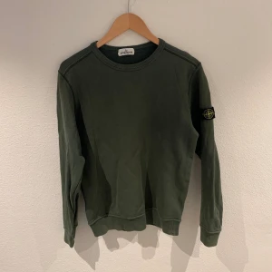 Stone Island jr Tröja - Fick i present för cirka 4 år sedan, inget kvitto Inga synliga defekter  Storlek 170  Kan mötas upp i Stockholm