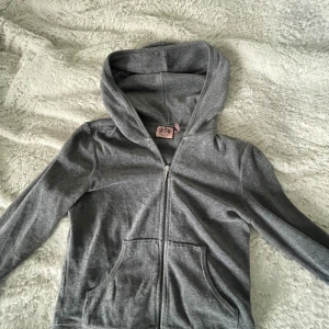 Vintage juicy kofta  - Vintage juicy couture  Skit snygg baksida  Storlek M men den sitter som en S 