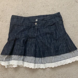 Kjol med volanger - Jättefin volangkjol som tyvärr är för stor! Det står att den är i s men skulle säga att den snarare är M-L. Jättefint skick!