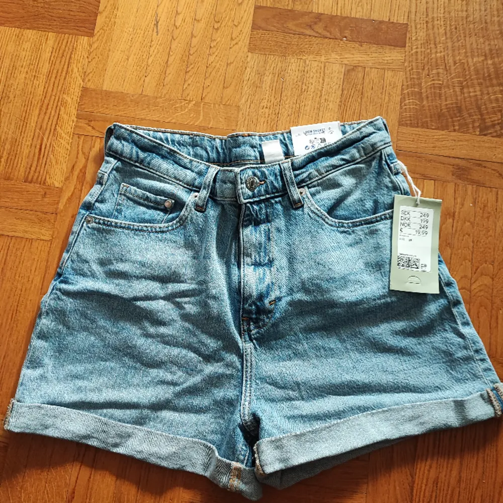 Säljer ett par nya jeans shorts i modellen mom shorts i storlek 38 Prislappen sitter kvar. Pris kan diskuteras . Shorts.