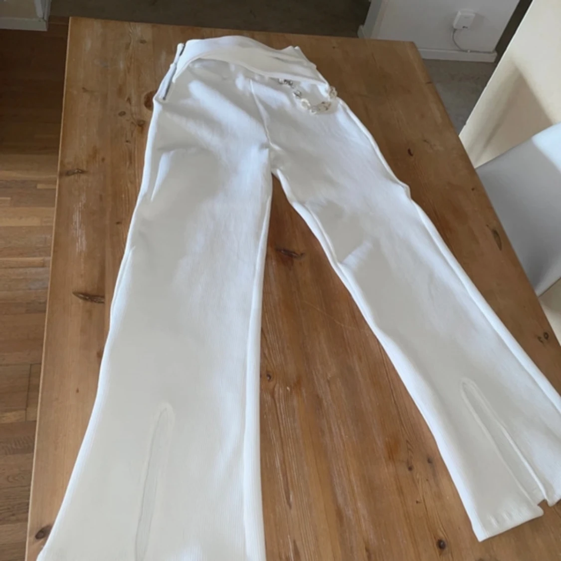 Ribbed Wide Leg Trousers With chain - Off white