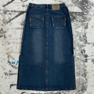 Vintage Jeanskjol - Vintage jeanskjol med fina detaljer på fickor och sidorna. Midjemått 79 cm, kjolens längd 90 cm