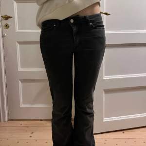 Supersnygga mörkgrå jeans från hunkydory (ser mörkare ut på bilden än i verkligheten )!😇Nyskick då de endast är använda 2 gånger, köpta för ca 1800kr 