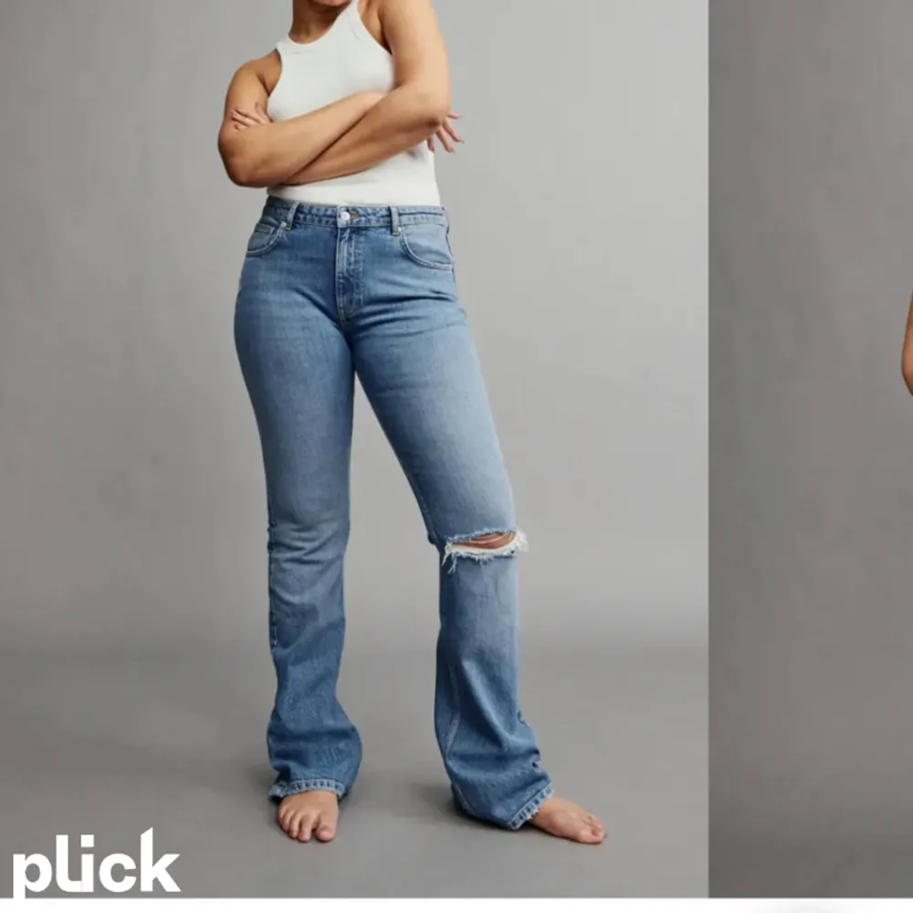 Säljer bootcut jeans från Gina med hål på ett av bena. Bra skick. Ny pris kosta 499kr säljer för 250. Jeans & Byxor.