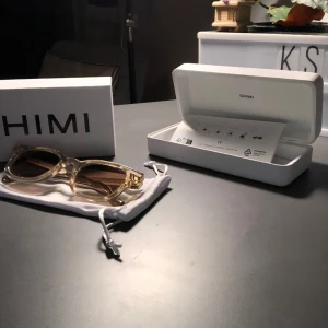 Chimi 02 ecru - Säljer dessa i princip oanvända Chimi 02 Ecru solglasögon. Allt OG medföljer såklart. Nypris ligger på 1200 kr.  Kan mötas upp i Stockholm eller frakta.