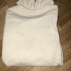 Tröja  - Säljer denna tröja från hm. Säljer då den aldrig kommer till användning längre och inte är min stil!