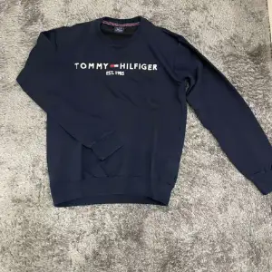 As go Tommy Hilfiger crewneck som går att ha vid nästan alla tillfällen då den är så stilren! Tröjan passar både S och mindre M! Vid fler frågor kontakta oss✔️