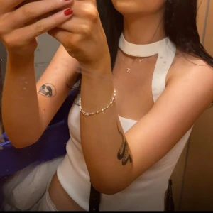 Zara topp - Vit festtopp från zara, knappt använd. Storlek small. Köparen står för frakt ❤️