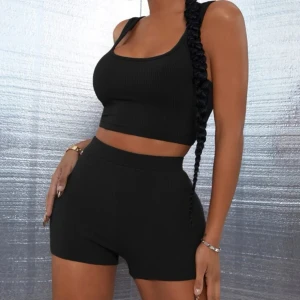 Byxor med topp - Passar storlek S och M. Har aldrig haft på mig den. Om ni vill ha flera bilder skriv till mig.