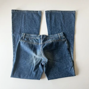 Lågmidjade jeans - Vintage lågmidjade bootcut jeans från Americanos, köpt dyrt. Midjemått: 70 cm, stretch. Innerbenslängd: 75 cm. Har inga bilder på då de är för små. Skriv privat för mer bilder och mått 💕