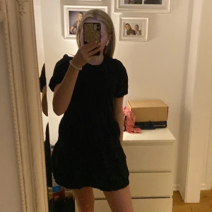 Svart zara klänning  - En svart klänning ifrån zara🖤 superfint skick🫶🏼 lätt att styla, perfekt till sommaren ☺️ stryks såklart innan ja fraktar!!