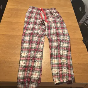 Säljer dessa röda pyjamasbyxor som blivit försmå, storlek 34/36